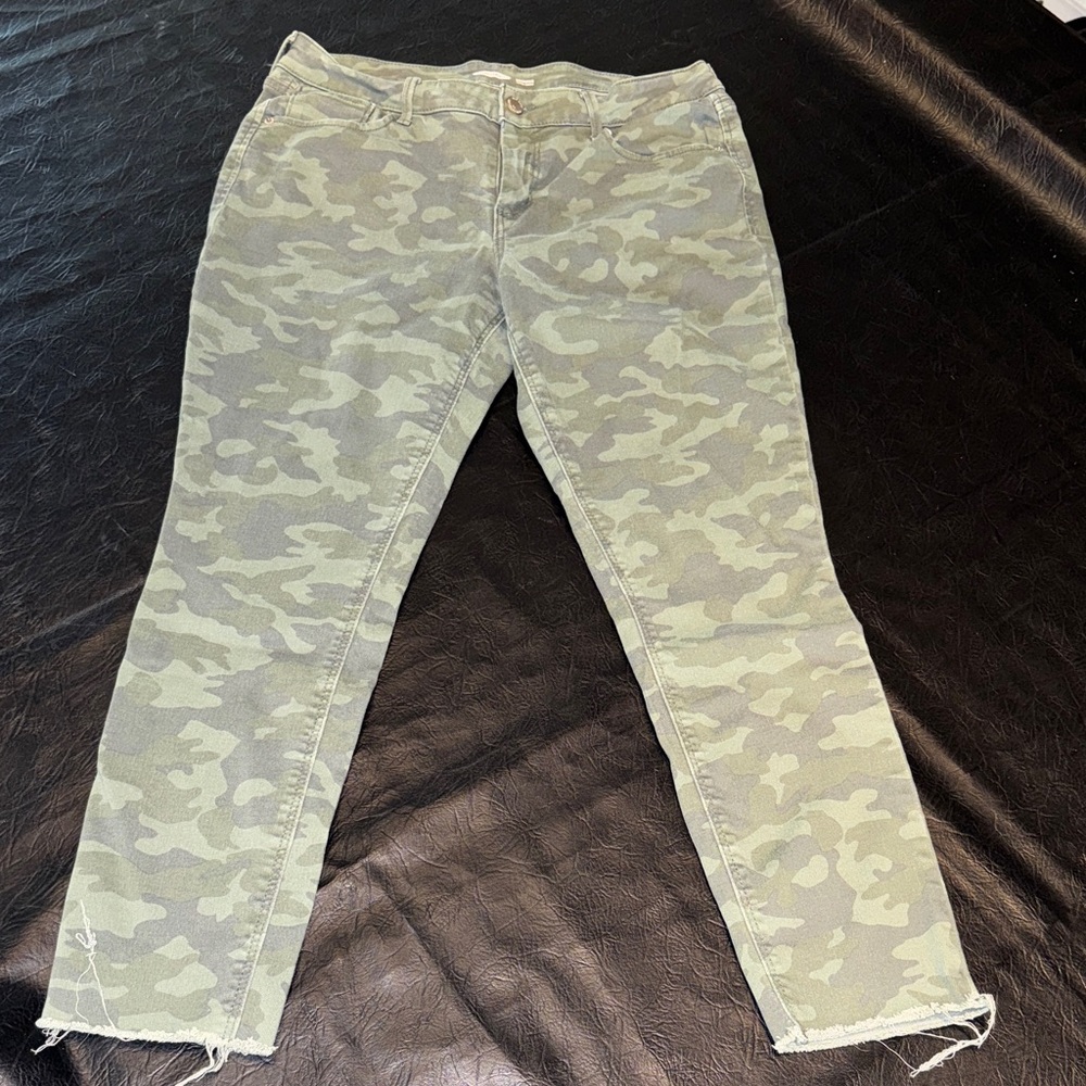 Old Navy Women's Skinny Jeans - Camouflage, EUC, size 12